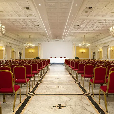 فندق Grand Vanvitelli كازيرتا